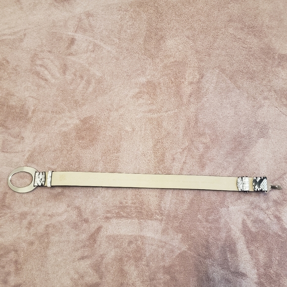 Adjustable belt and bow - Picture 4 of 5